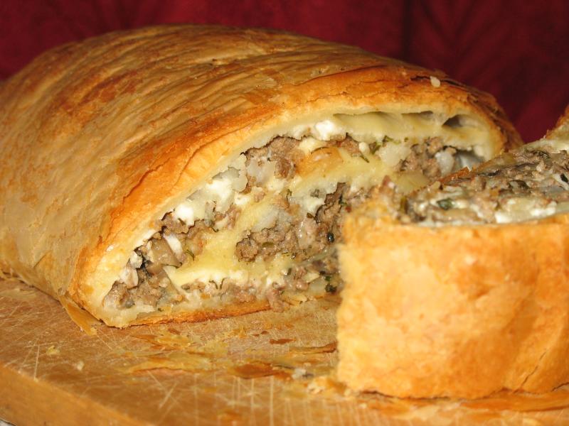 Пирог из слоеного теста с фаршем и картофелем в духовке рецепт с фото